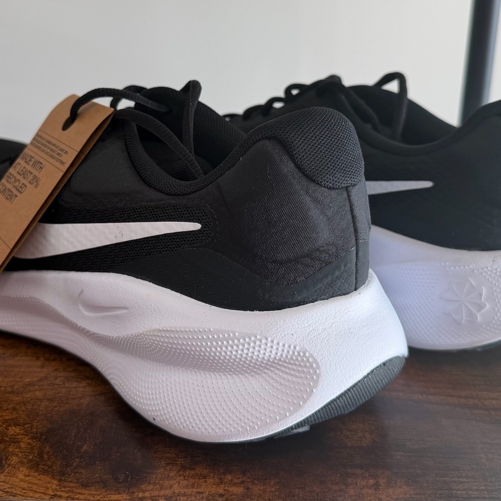 Nike Revolution Men Black and White Athletic Shoes Size 11.5 box No lid #71 - Picture 5 of 12